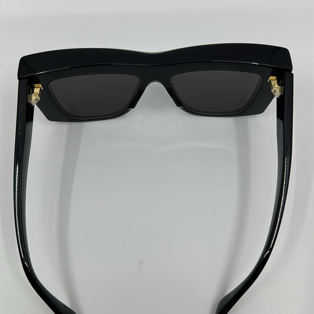Bottega Veneta black visor sunglasses with case and cloth - Picture 13 of 16